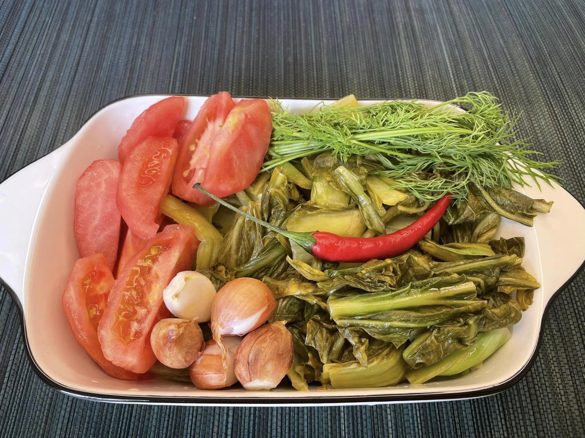 Sơ chế nguyên liệu làm cá chép om dưa